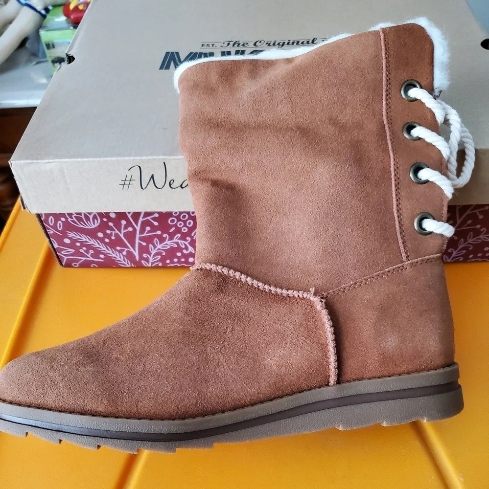 0871. NWTs ~ Original Leather Muk Luks ~ in Cognac~ w/Wool Blend Turn Down Cuff - Picture 8 of 16